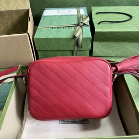 Маленькая сумка через плечо из серии Gucci Blondie, созданная на 