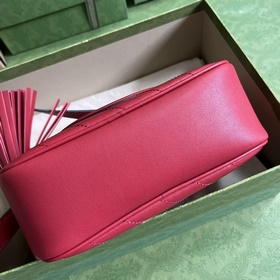 Маленькая сумка через плечо из серии Gucci Blondie, созданная на 