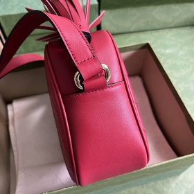 Маленькая сумка через плечо из серии Gucci Blondie, созданная на 