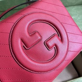 Маленькая сумка через плечо из серии Gucci Blondie, созданная на 
