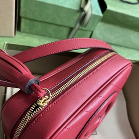 Маленькая сумка через плечо из серии Gucci Blondie, созданная на 