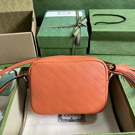 Маленькая сумка через плечо из серии Gucci Blondie, созданная на 