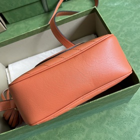 Маленькая сумка через плечо из серии Gucci Blondie, созданная на 
