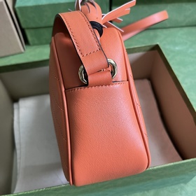 Маленькая сумка через плечо из серии Gucci Blondie, созданная на 