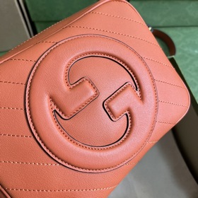 Маленькая сумка через плечо из серии Gucci Blondie, созданная на 