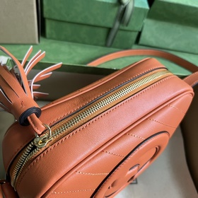 Маленькая сумка через плечо из серии Gucci Blondie, созданная на 