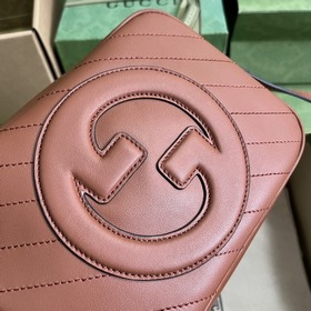 Маленькая сумка через плечо из серии Gucci Blondie, вдохновленная
