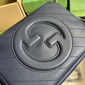 Маленькая сумка через плечо из серии Gucci Blondie, созданная на 