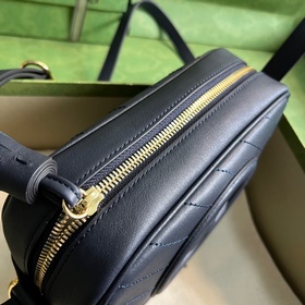 Маленькая сумка через плечо из серии Gucci Blondie, созданная на 