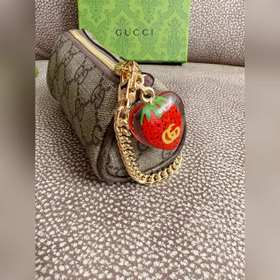 Новейшая мини-кошелька Gucci, представленная в популярном модном 