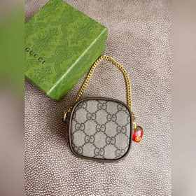 Новинка от Gucci — мини-сумочка с красным краем и красным кожаным