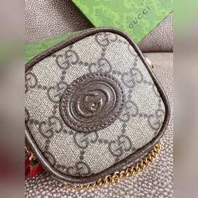 Новинка от Gucci — мини-сумочка с красным краем и красным кожаным
