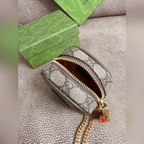 Новинка от Gucci — мини-сумочка с красным краем и красным кожаным