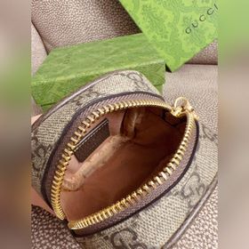 Новинка от Gucci — мини-сумочка с красным краем и красным кожаным