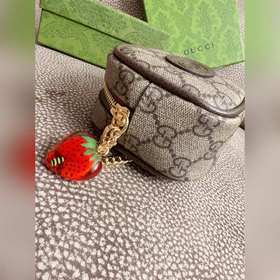 Новинка от Gucci — мини-сумочка с красным краем и красным кожаным