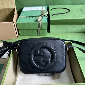 Маленькая сумка через плечо из серии Gucci Blondie, созданная на