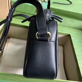 Маленькая сумка через плечо из серии Gucci Blondie, созданная на 