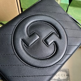 Маленькая сумка через плечо из серии Gucci Blondie, созданная на 