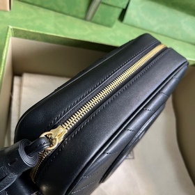 Маленькая сумка через плечо из серии Gucci Blondie, созданная на 