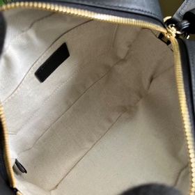Маленькая сумка через плечо из серии Gucci Blondie, созданная на 