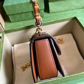 Мини-сумка Gucci Bamboo 1947 из серии Bamboo. Каждая серия предст