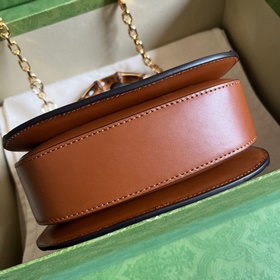 Мини-сумка Gucci Bamboo 1947 из серии Bamboo. Каждая серия предст