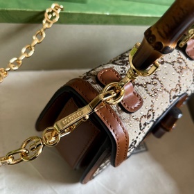 Мини-сумка Gucci Bamboo 1947 из серии Bamboo. Каждая серия предст