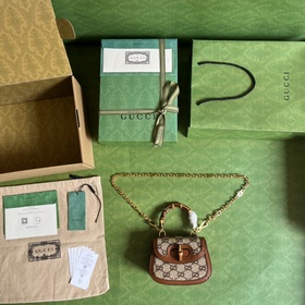 Мини-сумка Gucci Bamboo 1947 из серии Bamboo. Каждая серия предст