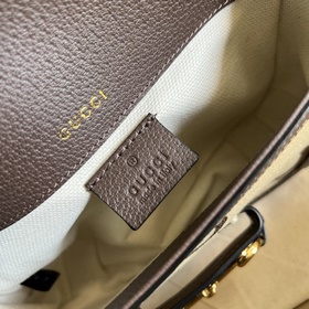 Оригинальная кожаная сумка-седло из серии «Aria» от Gucci предста