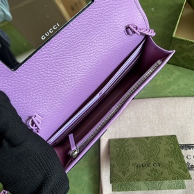 Этот кошелек с цепочкой из серии GG Marmont представляет собой об