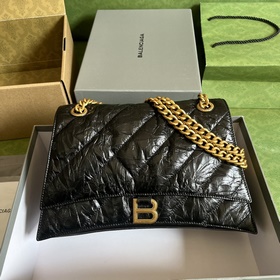 Из весенне-летней коллекции 2023 года от Balenciaga — Crush, возв