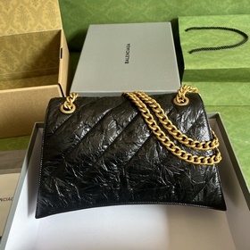 Из весенне-летней коллекции 2023 года от Balenciaga — Crush, возв