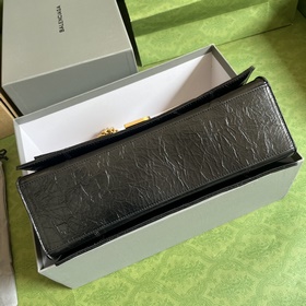 Из весенне-летней коллекции 2023 года от Balenciaga — Crush, возв