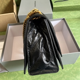 Из весенне-летней коллекции 2023 года от Balenciaga — Crush, возв