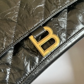 Из весенне-летней коллекции 2023 года от Balenciaga — Crush, возв