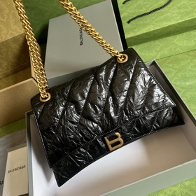Из весенне-летней коллекции 2023 года от Balenciaga — Crush, возв