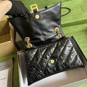 Из весенне-летней коллекции 2023 года от Balenciaga — Crush, возв