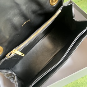 Из весенне-летней коллекции 2023 года от Balenciaga — Crush, возв