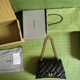 Из весенне-летней коллекции 2023 года от Balenciaga — Crush, возв