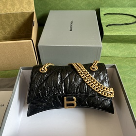 Из весенне-летней коллекции 2023 года от Balenciaga — Crush, возв