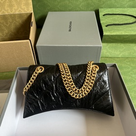 Из весенне-летней коллекции 2023 года от Balenciaga — Crush, возв