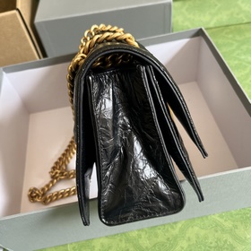 Из весенне-летней коллекции 2023 года от Balenciaga — Crush, возв