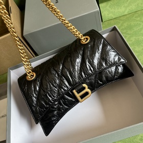 Из весенне-летней коллекции 2023 года от Balenciaga — Crush, возв
