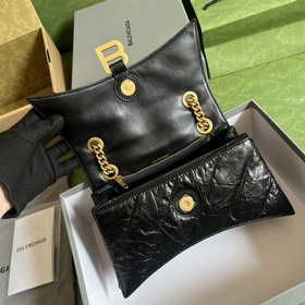 Из весенне-летней коллекции 2023 года от Balenciaga — Crush, возв
