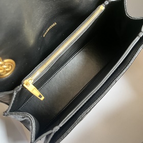 Из весенне-летней коллекции 2023 года от Balenciaga — Crush, возв