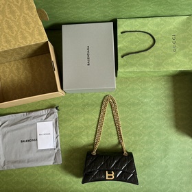Из весенне-летней коллекции 2023 года от Balenciaga — Crush, возв