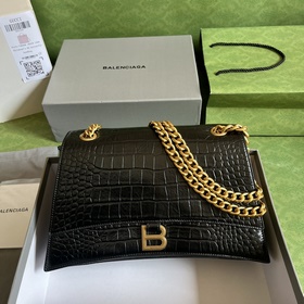 Из весенне-летней коллекции 2023 года от Balenciaga — Crush, возв