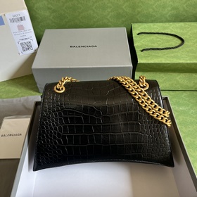 Из весенне-летней коллекции 2023 года от Balenciaga — Crush, возв