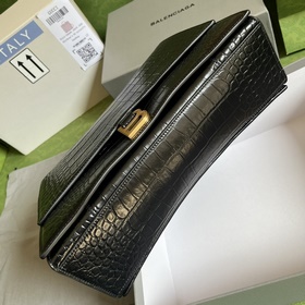 Из весенне-летней коллекции 2023 года от Balenciaga — Crush, возв