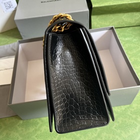 Из весенне-летней коллекции 2023 года от Balenciaga — Crush, возв